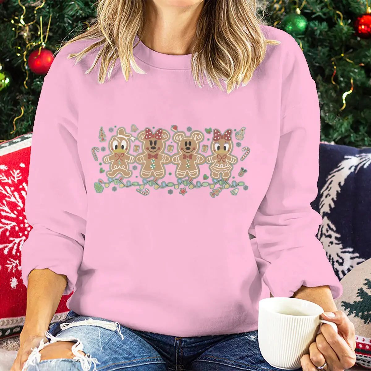 Pull de Noël pour femmes Mickey et amis Sweat-shirts à biscuits au pain d’épice Dessin animé Lumières de Noël Tenues de fête de vacances pour filles