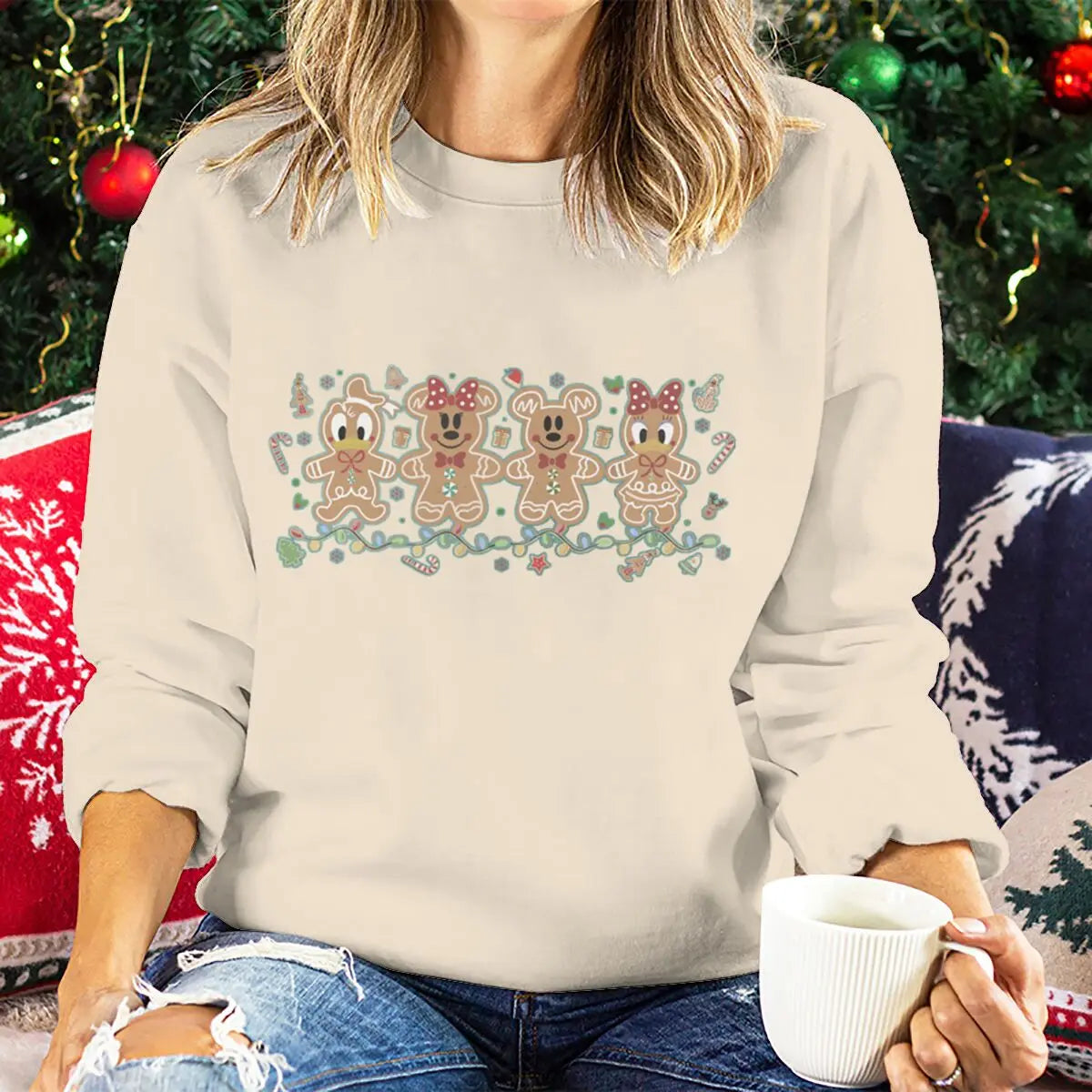 Pull de Noël pour femmes Mickey et amis Sweat-shirts à biscuits au pain d’épice Dessin animé Lumières de Noël Tenues de fête de vacances pour filles