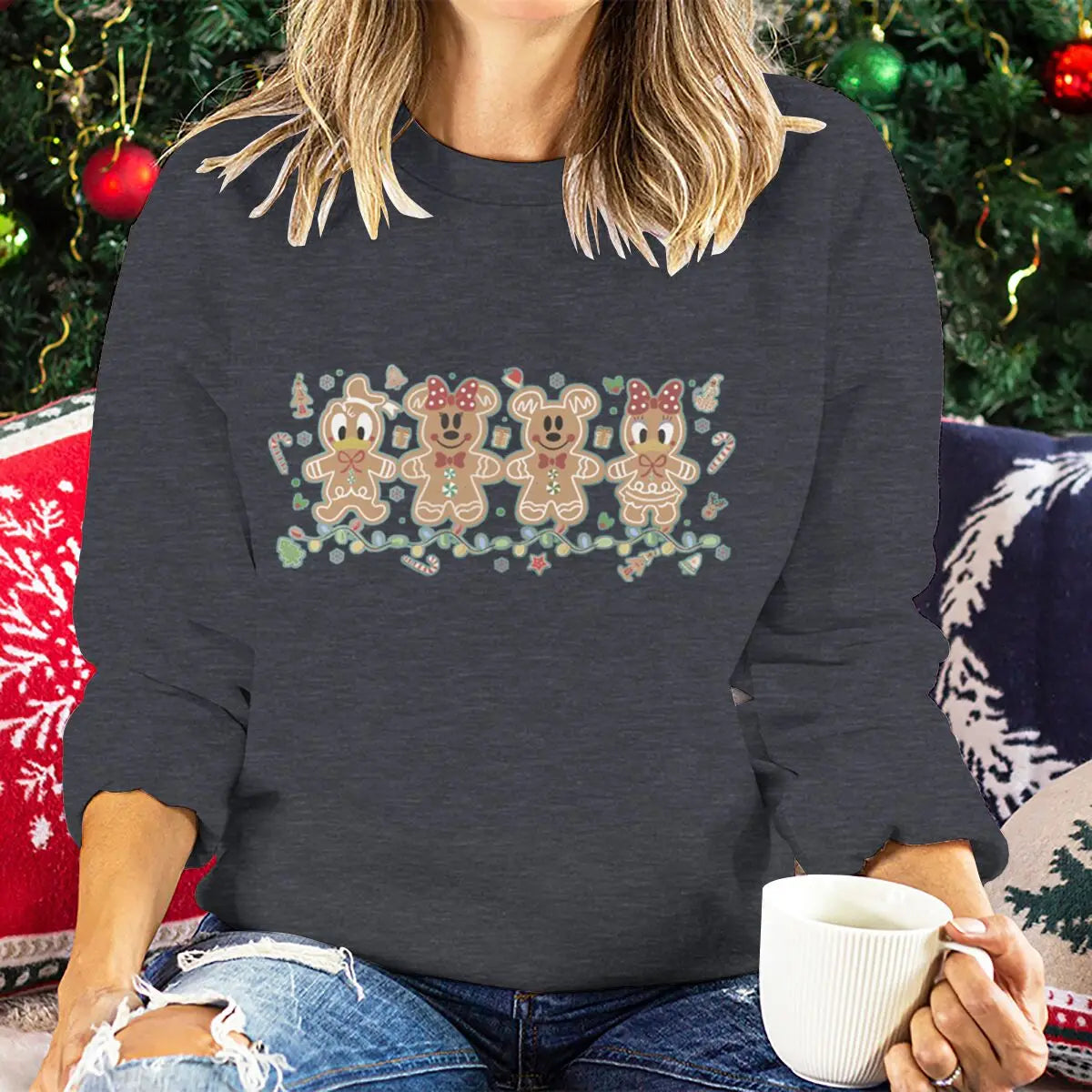 Pull de Noël pour femmes Mickey et amis Sweat-shirts à biscuits au pain d’épice Dessin animé Lumières de Noël Tenues de fête de vacances pour filles
